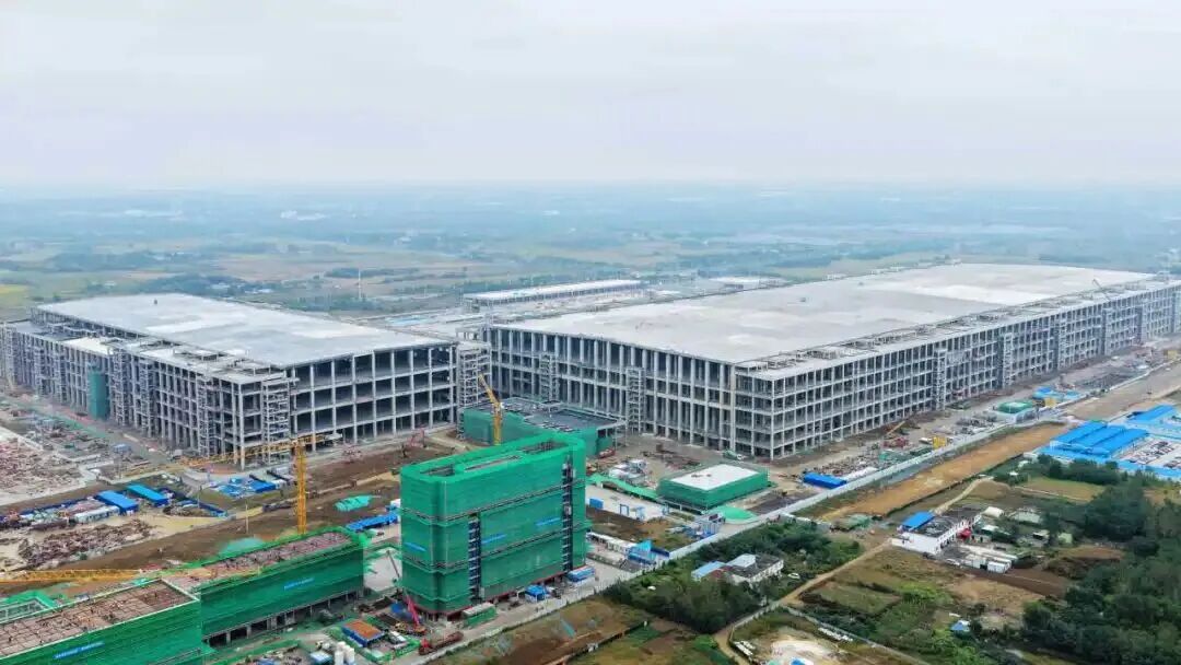 合肥國顯8.6代AMOLED生產(chǎn)線項目生產(chǎn)廠區(qū)全面封頂